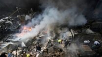 צוותי סיוע בבניין דירות בביירות שהותקף על ידי צה"ל כחלק מתקיפה נרחבת של מטרות חיזבאללה (צילום: AP Photo/Bilal Hussein)