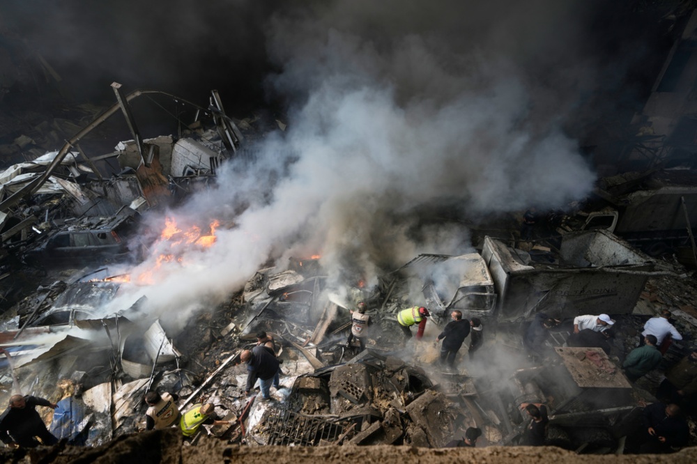 צוותי סיוע בבניין דירות בביירות שהותקף על ידי צה"ל כחלק מתקיפה נרחבת של מטרות חיזבאללה (צילום: AP Photo/Bilal Hussein) צוותי סיוע בבניין דירות בביירות שהותקף על ידי צה"ל כחלק מתקיפה נרחבת של מטרות חיזבאללה (צילום: AP Photo/Bilal Hussein)