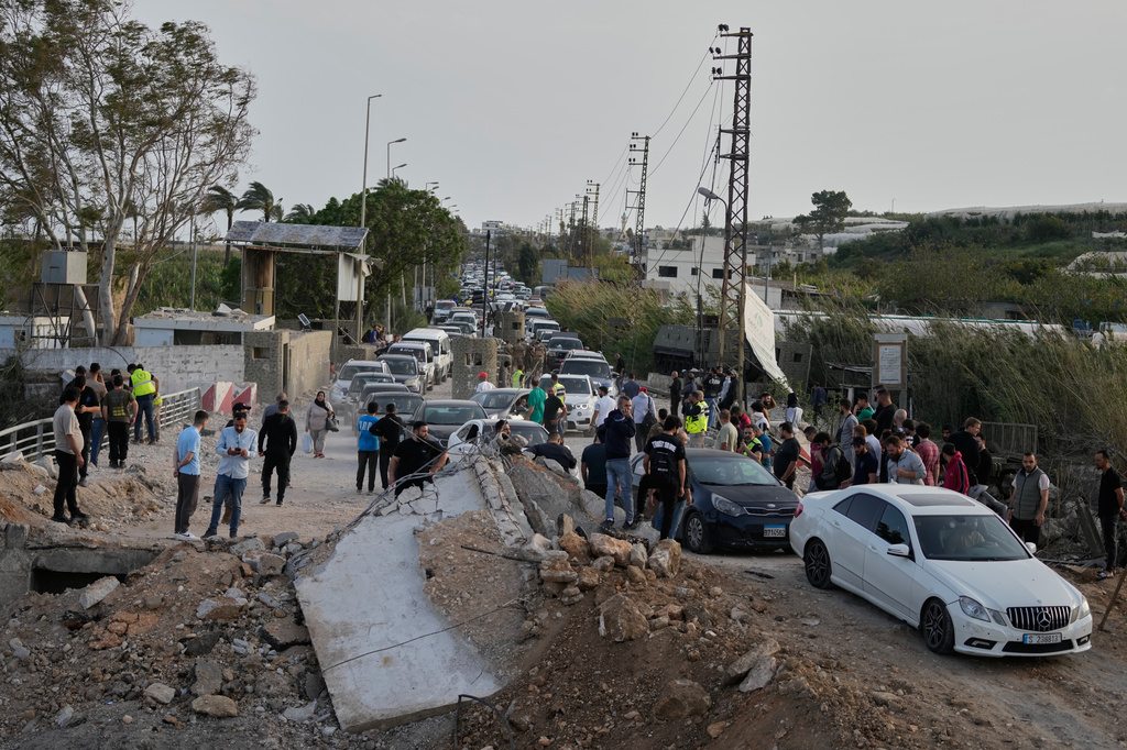 תושבי דרום לבנון שבים לבתיהם דרך גשר קסאמיה הסמוך לעיר טייר, שנפגע מהפצצות צה"ל, אך המעבר בו עדיין אפשרי ((צילום: AP Photo/Mohammed Zaatari)