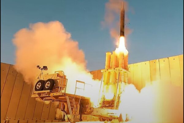 מערכת 'חץ 3' יורה טיל מיירט (צילום: דוברות משרד הביטחון/ויקיפדיה)