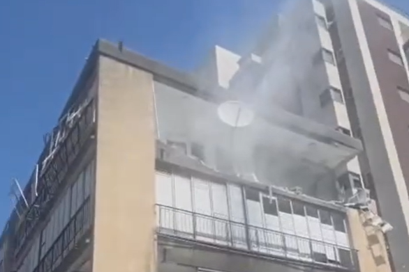 זירת פגיעת פצצת מצרר מהטיל האיראני ברמת גן (צילום: רשתות חברתיות לפי סעיף 27א') זירת פגיעת פצצת מצרר מהטיל האיראני ברמת גן (צילום: רשתות חברתיות לפי סעיף 27א')