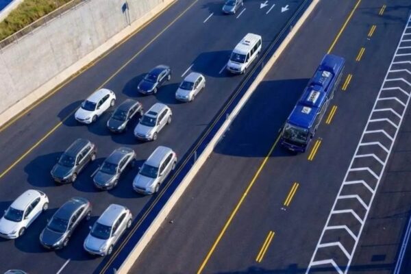 מערך השאטלים בנתיב המהיר החדש בכביש 20 (צילום: נתיבי איילון, קאסקי הפקות)