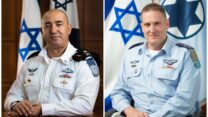 מימין: מפקד חיל האוויר תומר בר ומפקד חיל הים דוד סער סלמה (צילום ארכיון: דובר צה"ל)