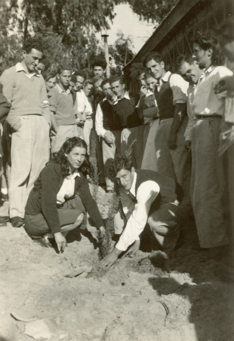 חברי קיבוץ בוכנוולד נוטעים עץ בנחלת יהודה, 1947-8 (צילום: ארכיון נצר סרני)