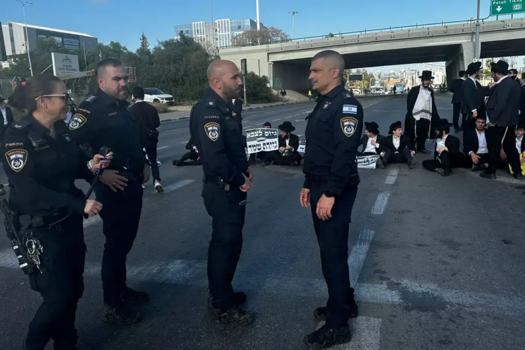 מפגינים חרדים בכביש 4 עם כוחות המשטרה (צילום: דוברות המשטרה) מפגינים חרדים חוסמים את כביש 4 ולצדם כוחות המשטרה (צילום: דוברות המשטרה)