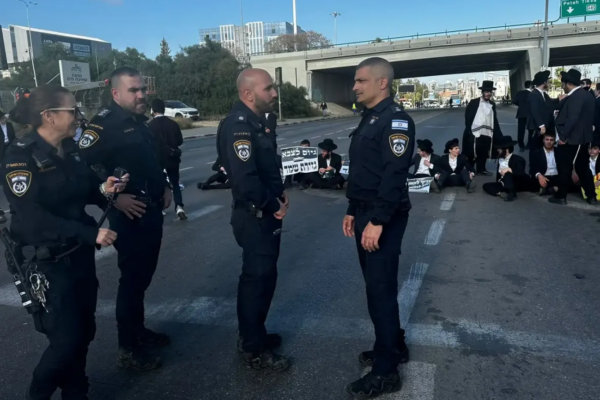 מפגינים חרדים חוסמים את כביש 4 ולצדם כוחות המשטרה (צילום: דוברות המשטרה)