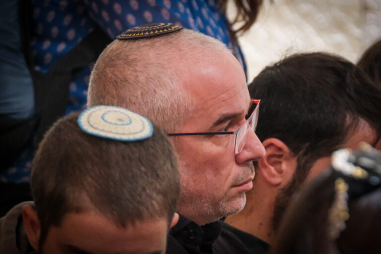 יובל כאהן באולם בית המשפט. עורך דינו הציג אותו כ"אחראי לא אשם" (צילום: דוד טברסקי)