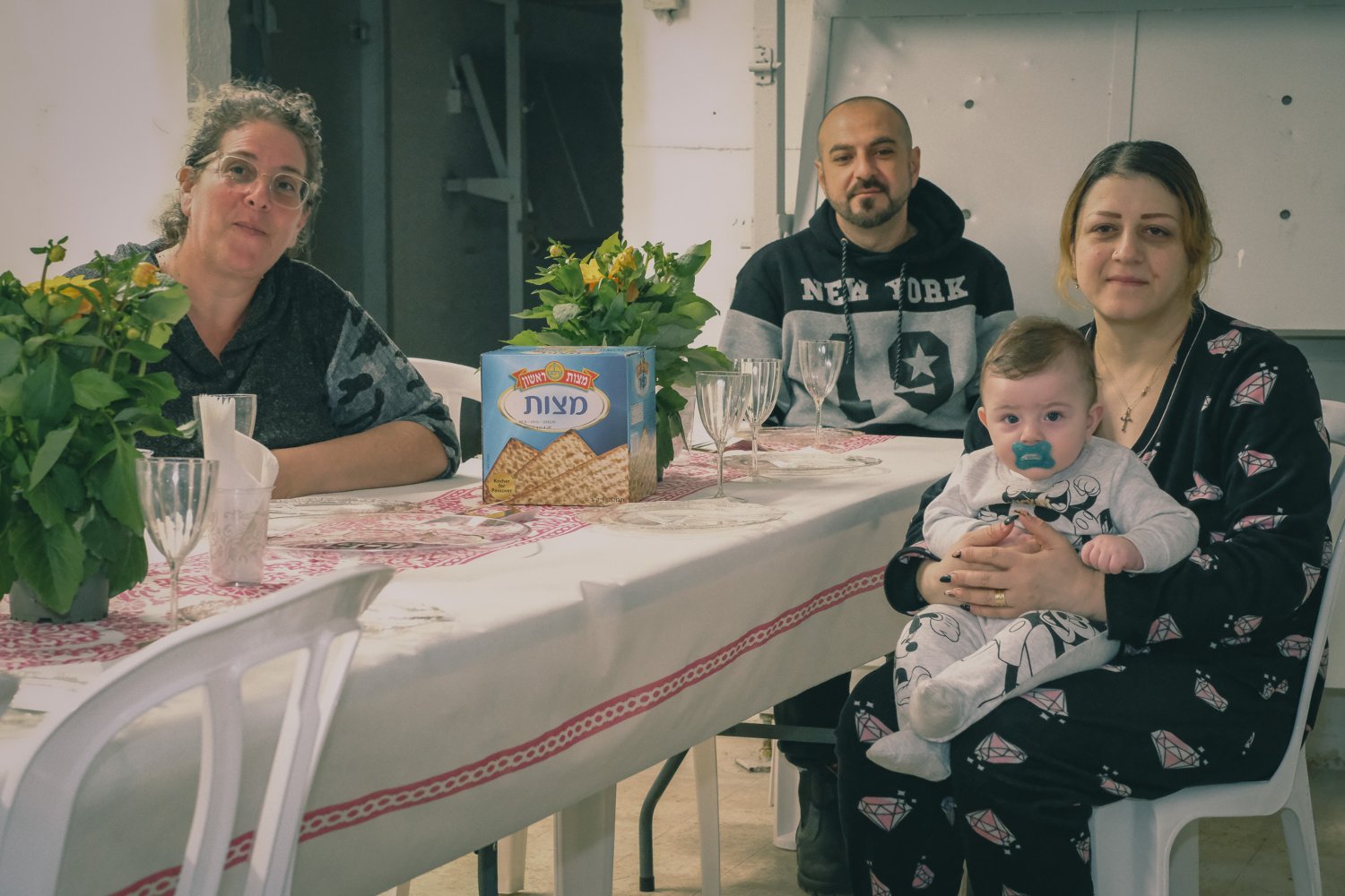 מקלט 503 בקריית שמונה. מרלן אבו-קסאם ובנה ריקרדו, נג'יב אבו קסאם ושני אלגרבלי (צילום: דוד טברסקי) מקלט 503 בקריית שמונה. מרלן אבו-קסאם ובנה ריקרדו, נג'יב אבו קסאם ושני אלגרבלי (צילום: דוד טברסקי)