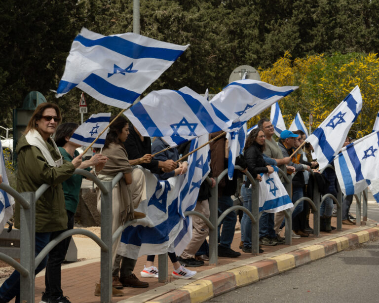 המונים נפרדים מסמל גיא לודר בכניסה לבית העלמין במשגב (צילום: אוריאל לוי)