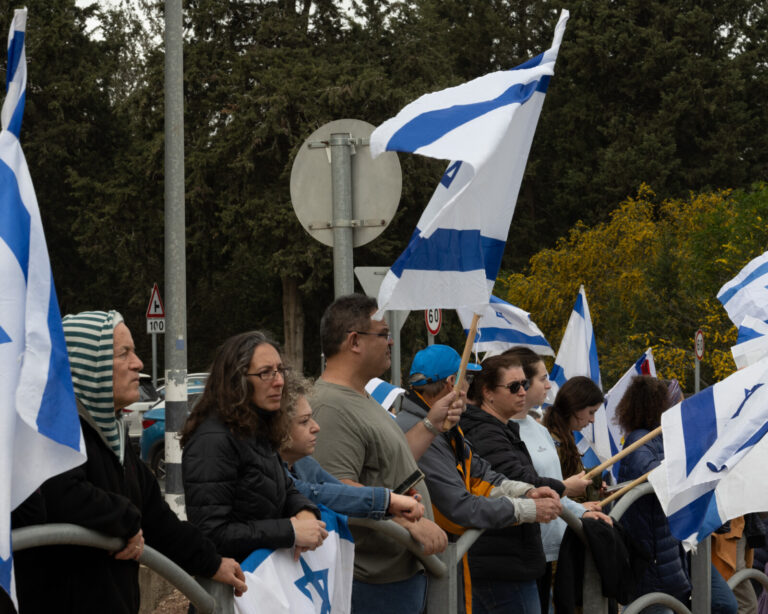 המונים נפרדים מסמל גיא לודר בכניסה לבית העלמין במשגב (צילום: אוריאל לוי)