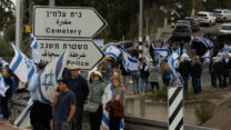 המונים נפרדים מסמל גיא לודר בכניסה לבית העלמין במשגב (צילום: אוריאל לוי)