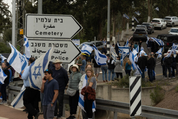 המונים נפרדים מסמל גיא לודר בכניסה לבית העלמין במשגב (צילום: אוריאל לוי)