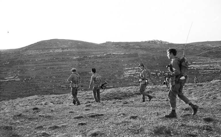 חיילי צה"ל בבקעת הירדן במלחמת ההתשה (צילום: אוסף דני הדני/IPPI/הספריה הלאומית – דרך וויקימדיה)