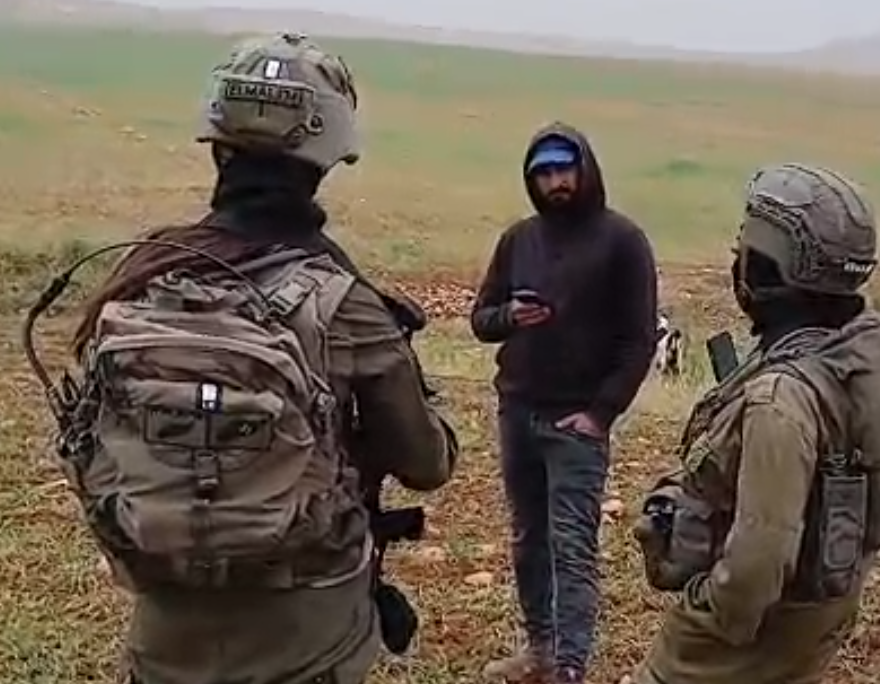 מתנחל לבוש קפוצ'ון משוחח עם שני חיילי צה"ל בשטח (צילום: פעילי בקעת הירדן) מתנחל לבוש קפוצ'ון משוחח עם שני חיילי צה"ל בשטח (צילום: פעילי בקעת הירדן)