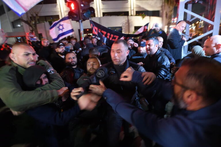 שוטרים מפרידים בין מפגינים נגד הרפורמה במערכת המשפט לבין מתנגדיהם, תל אביב 2023 (צילום ארכיון: גילי יערי / פלאש 90)