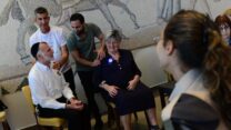 ניצולי שואה ובני משפחותיהם באירוע 'מלכת היופי של ניצולות השואה', אירוע איפור והעצמה לניצולות שואה בהרצליה, 2023 (צילום ארכיון: תומר נויברג / פלאש 90)