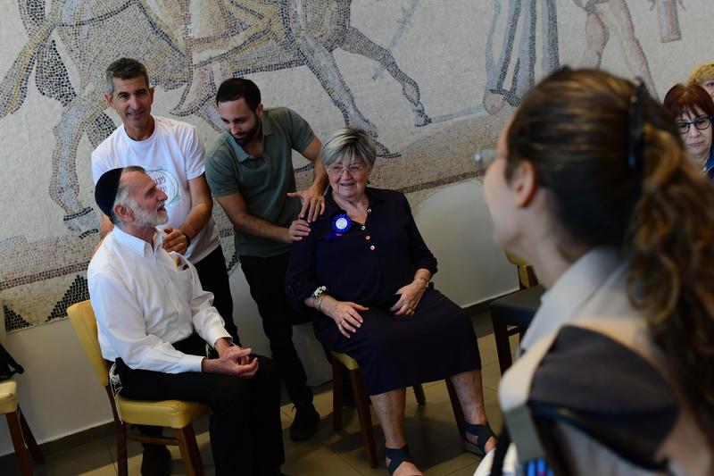 ניצולי שואה ובני משפחותיהם באירוע 'מלכת היופי של ניצולות השואה', אירוע איפור והעצמה לניצולות שואה בהרצליה, 2023 (צילום ארכיון: תומר נויברג / פלאש 90)