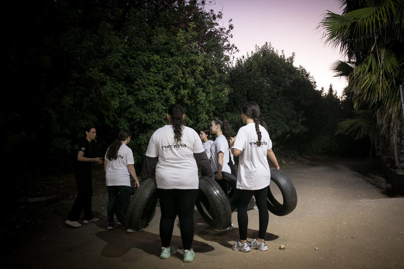 נערות בהכנה לצה"ל. "תהליך שפוגע בצה"ל, המתקיים על שירותן המשמעותי של נשים" (צילום: מרים אלסטר/פלאש90)