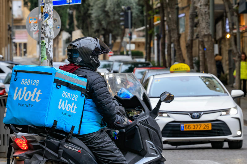 שליח וולט בישראל (אילוסטרציה: נתי שוחט/פלאש90) שליח וולט בישראל (אילוסטרציה: נתי שוחט/פלאש90)