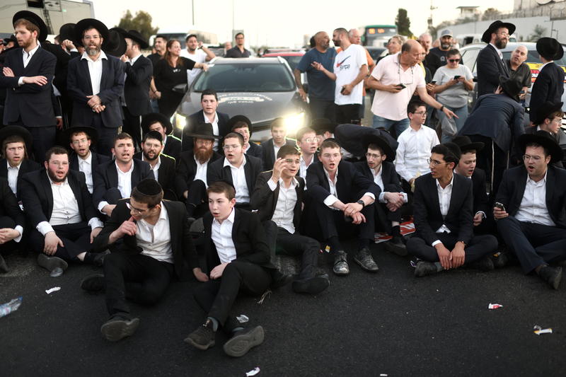 חסימת כביש בתגובה למעצר עריק חרדי, בית ליד, אוגוסט 2025 (צילום: גילי יערי/פלאש90) חסימת כביש בתגובה למעצר עריק חרדי, בית ליד, אוגוסט 2025 (צילום: גילי יערי/פלאש90)