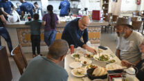 עובד וסועדים בחומוסייה בעראבה. המצולמים לא קשורים לכתבה (צילום: מיכאל גלעדי/פלאש90)