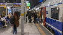 נוסעים בתחנת הרכבת יצחק נבון בירושלים, ינואר 2026 (צילום: חיים גולדברג/פלאש90)