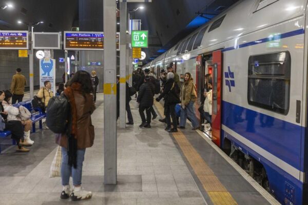 נוסעים בתחנת הרכבת יצחק נבון בירושלים, ינואר 2026 (צילום: חיים גולדברג/פלאש90)