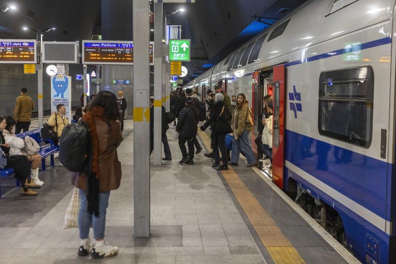 נוסעים בתחנת הרכבת יצחק נבון בירושלים, ינואר 2026 (צילום: חיים גולדברג/פלאש90) נוסעים בתחנת הרכבת יצחק נבון בירושלים, ינואר 2026 (צילום: חיים גולדברג/פלאש90)