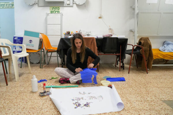 פעילות קישוט מקלט בקריית שמונה (צילום: אייל מרגולין / פלאש 90)