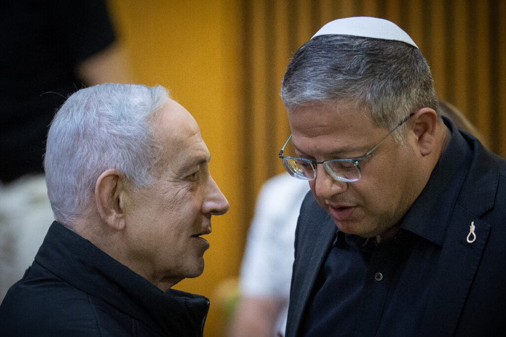 השר לביטחון לאומי איתמר בן גביר (מימין) וראש הממשלה בנימין נתניהו (צילום: יונתן זינדל/ פלאש 90) השר לביטחון לאומי איתמר בן גביר (מימין) וראש הממשלה בנימין נתניהו (צילום: יונתן זינדל/ פלאש 90)