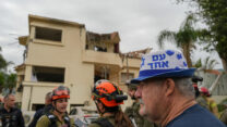 צוותי חילוץ ואזרח סמוך לבניין בקריית שמונה שנפגע מירי מלבנון במבצע שאגת הארי (צילום: אייל מרגולין / פלאש 90)