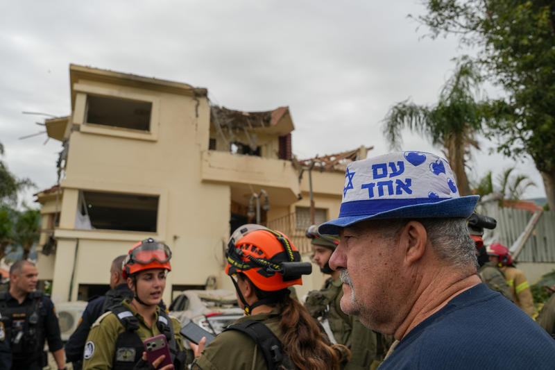 צוותי חילוץ ואזרח סמוך לבניין בקריית שמונה שנפגע מירי מלבנון במבצע שאגת הארי (צילום: אייל מרגולין / פלאש 90)