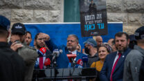 השר איתמר בן גביר בהצהרה לעיתונות בפתח דיון בג"ץ בעתירות להדחתו. "מקווה שבית המשפט לא יגרור אותנו למשבר חוקתי" (צילום: יונתן זינדל/פלאש90)