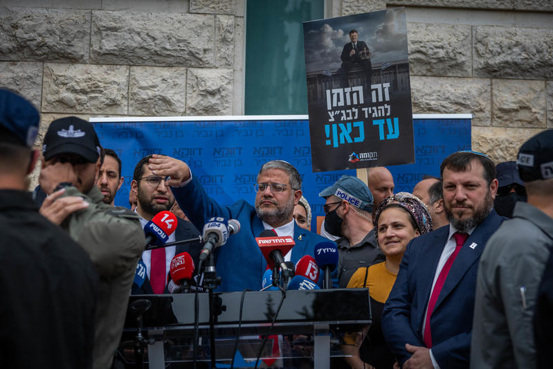 השר איתמר בן גביר בהצהרה לעיתונות בפתח דיון בג"ץ בעתירות להדחתו. "מקווה שבית המשפט לא יגרור אותנו למשבר חוקתי" (צילום: יונתן זינדל/פלאש90) השר איתמר בן גביר בהצהרה לעיתונות בפתח דיון בג"ץ בעתירות להדחתו. "מקווה שבית המשפט לא יגרור אותנו למשבר חוקתי" (צילום: יונתן זינדל/פלאש90)