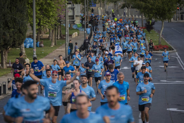 רצים במרתון ירושלים, 17 באפריל 2026. פעילות בסביבה אזרחית (צילום: יונתן זינדל/פלאש90)