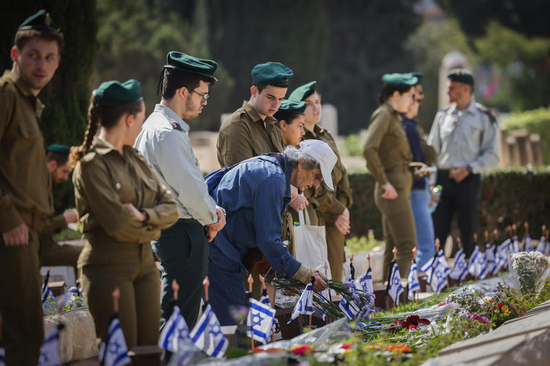 חיילים ואזרחים בבית העלמין נחלת יצחק, תל אביב (צילום: מרים אלסטר/פלאש90) חיילים ואזרחים בבית העלמין נחלת יצחק, תל אביב (צילום: מרים אלסטר/פלאש90)