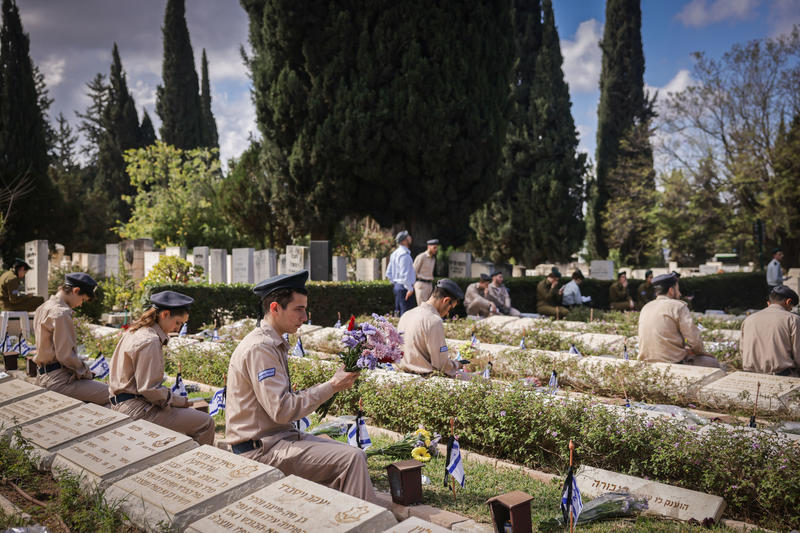 יום הזיכרון בבית העלמין נחלת יצחק בתל אביב (צילום: מרים אלסטר/פלאש90) יום הזיכרון בבית העלמין נחלת יצחק בתל אביב (צילום: מרים אלסטר/פלאש90)