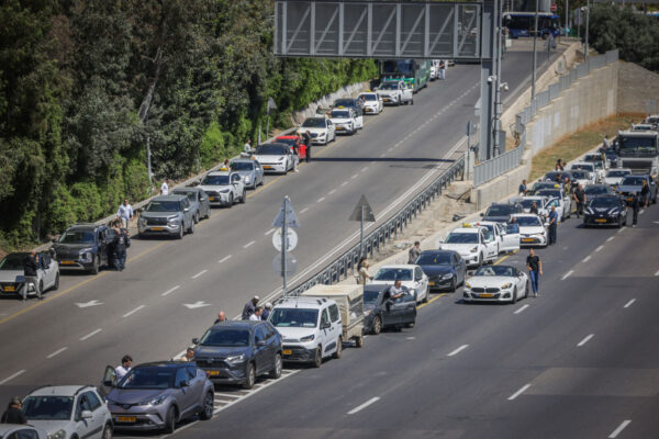 ישראלים עומדים בצפירה, יום הזיכרון לחללי מערכות ישראל תשפ"ו (צילום: מרים אלסטר/ פלאש 90)