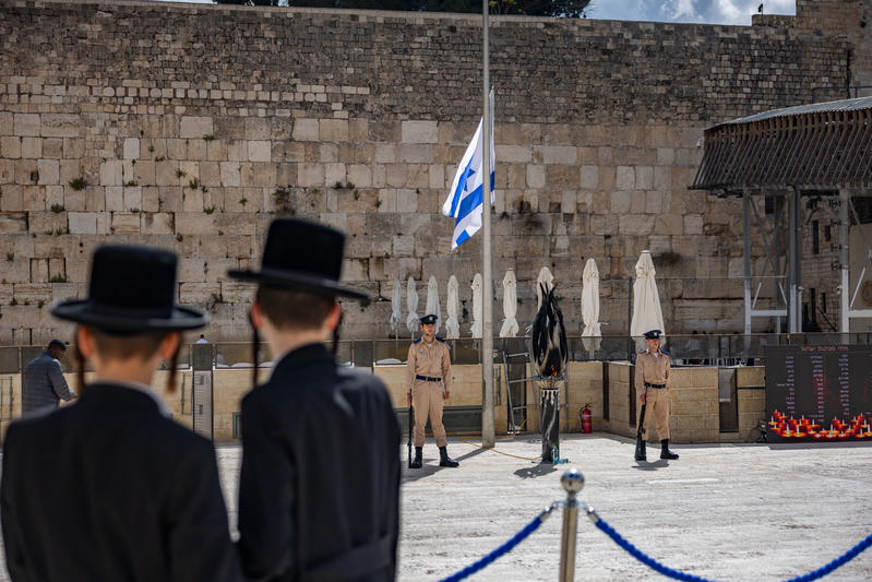 חרדים וחיילים ברחבת הכותל המערבי בירושלים (צילום: יונתן זינדל/פלאש90) חרדים וחיילים ברחבת הכותל המערבי בירושלים (צילום: יונתן זינדל/פלאש90)