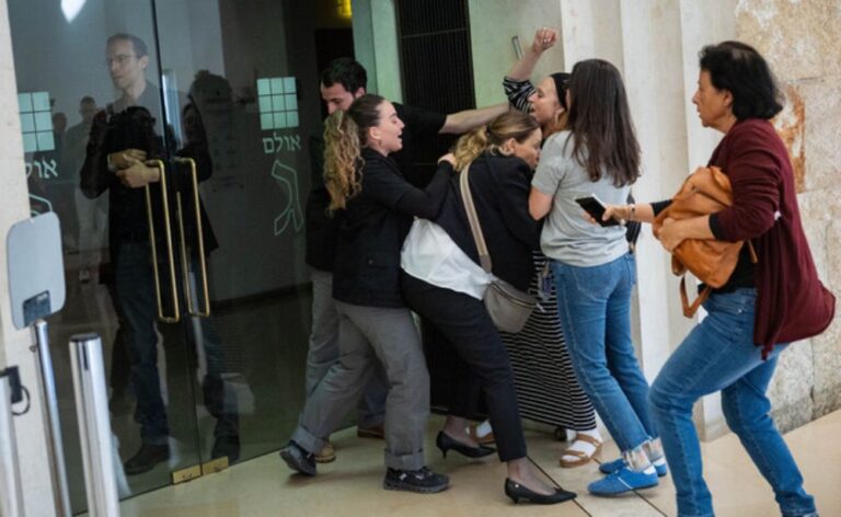 מפגינים שמתנגדים לוועדת חקירה ממלכתית מנסים להיכנס לאולם בג"ץ (צילום: יונתן זינדל, פלאש 90)