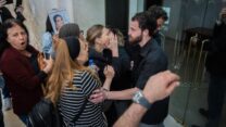 מפגינים שמתנגדים לוועדת חקירה ממלכתית מנסים להיכנס לאולם בג"ץ (צילום: יונתן זינדל, פלאש 90)