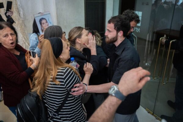 מפגינים שמתנגדים לוועדת חקירה ממלכתית מנסים להיכנס לאולם בג"ץ (צילום: יונתן זינדל, פלאש 90)