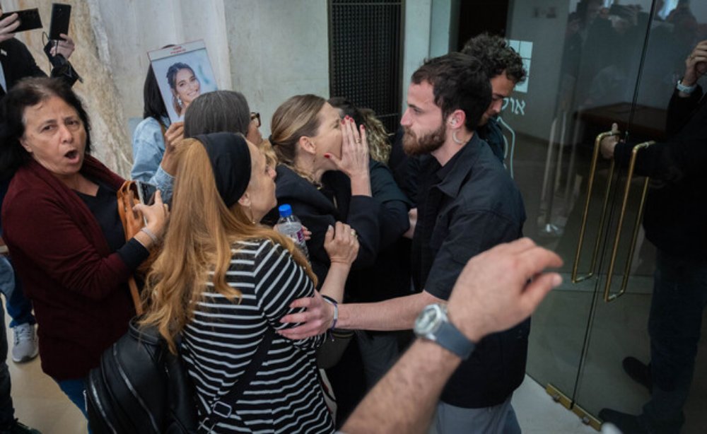 מפגינים שמתנגדים לוועדת חקירה ממלכתית מנסים להיכנס לאולם בג"ץ (צילום: יונתן זינדל, פלאש 90)