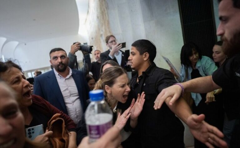מפגינים שמתנגדים לוועדת חקירה ממלכתית מנסים להיכנס לאולם בג"ץ (צילום: יונתן זינדל, פלאש 90)
