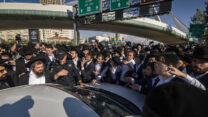 חרדים חוסמים את הכניסה לירושלים במחאה על מעצרי עריקים (צילום: יונתן זינדל / פלאש 90)