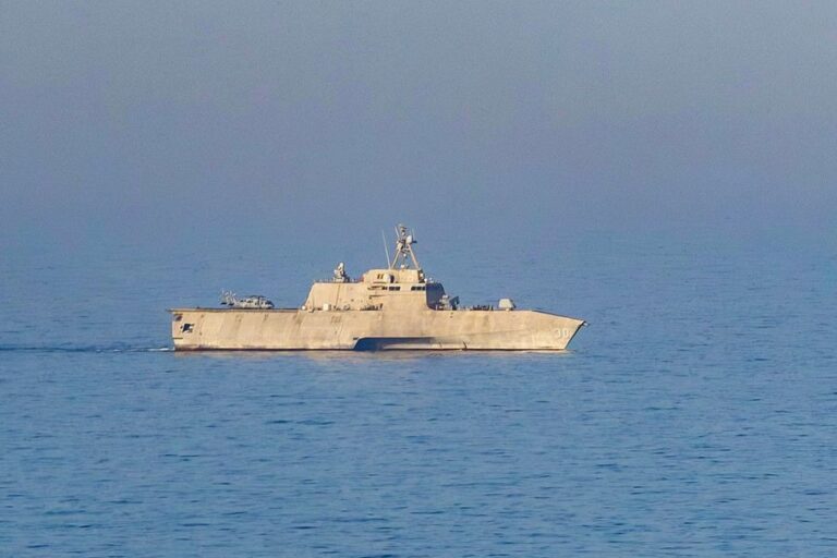 ספינת הקרב USS קנברה מסיירת בים הערבי במהלך המצור הימי האמריקני על איראן (צילום: CENTCOM)