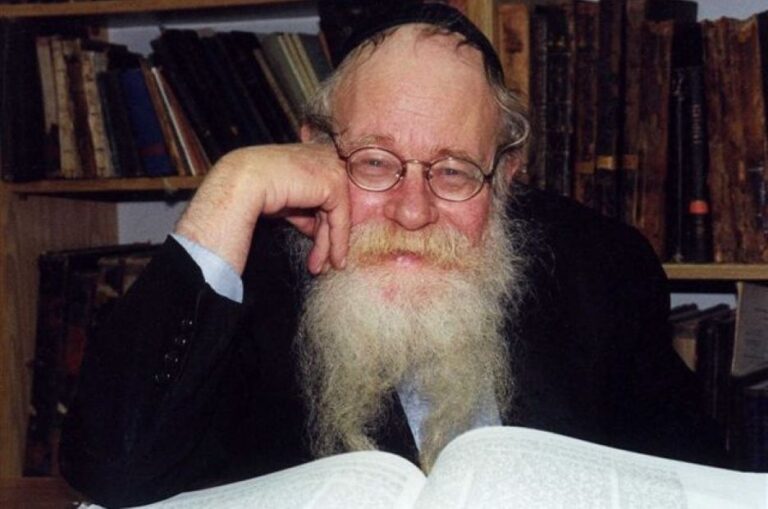 הרב עדין שטיינזלץ עם פירושו לתלמוד (צילום: ישיבת תקוע)