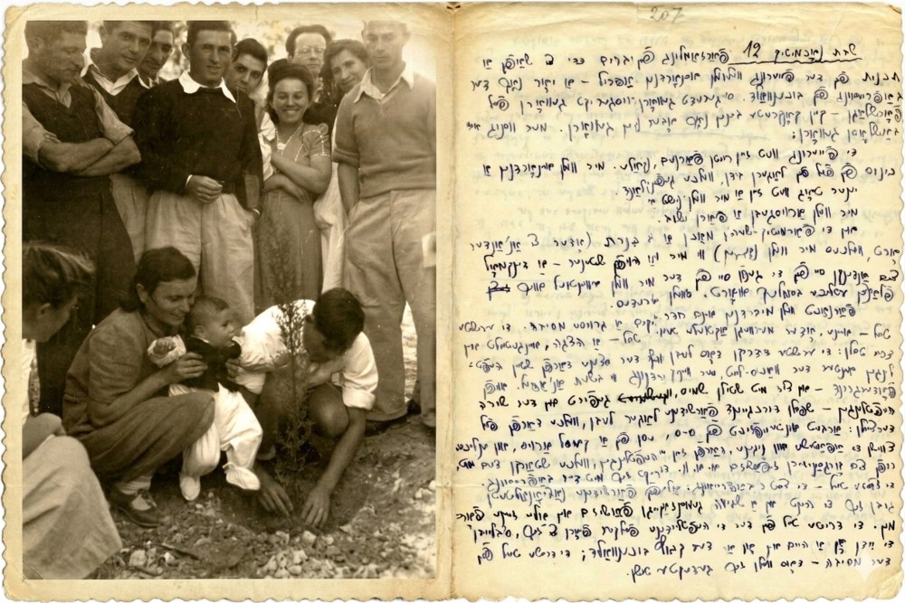 חברי קיבוץ בוכנוולד נוטעים עץ בנחלת יהודה, 1947-8, ודף יומן ביידיש המתאר את ההכנות לטקס הזיכרון הראשון לשחרור מחנה הריכוז בוכנוולד ב-1946 (צילום: ארכיון נצר סרני. עיבוד באמצעות בינה מלאכותית) חברי קיבוץ בוכנוולד נוטעים עץ בנחלת יהודה, 1947-8, ודף יומן ביידיש המתאר את ההכנות לטקס הזיכרון הראשון לשחרור מחנה הריכוז בוכנוולד ב-1946 (צילום: ארכיון נצר סרני. עיבוד באמצעות בינה מלאכותית)