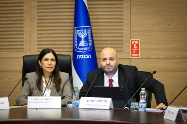 מנכ"ל משרד הכלכלה מוטי גמיש ויו"ר הוועדה לעובדים זרים אתי חוה עטיה (צילום: נועם מושקוביץ/דוברות הכנסת)