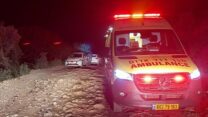 כוחות משטרה ומד"א בזירת הרצח בעוספיא (צילום: תיעוד מבצעי מד"א)